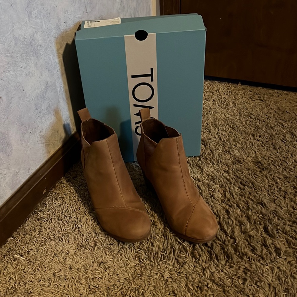 Toms Kelsey oiled Nubuck/suede booties size 7.5 worn once.